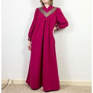 Vintage Vanity Fair Red Violet Embroidered Maxi Housecoat Robe w/Pockets Size M